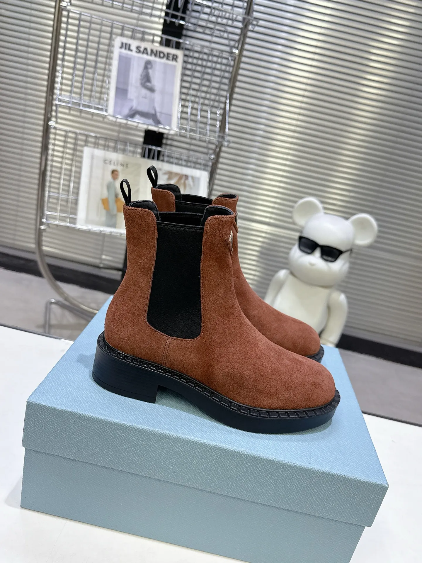 👟👟Ex-factory price 600👟👟 Prada thick-soled retro Martin boots. Elastic elastic, classic thick soles, with triangular buckle. Simple, elegant, fashionable and versatile. Fabric cowhide, open edge beaded cowhide. The lining is made of soft and delicate sheepskin, and the foot feels comfortable. The rubber mold is non-slip and lightweight. Original package sole. Standard size: 35-40. Order 41
